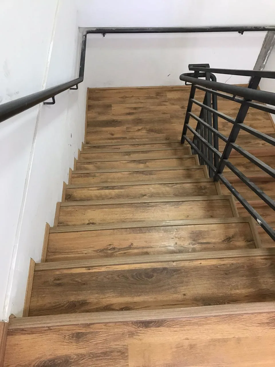 Escada com corrimão preto