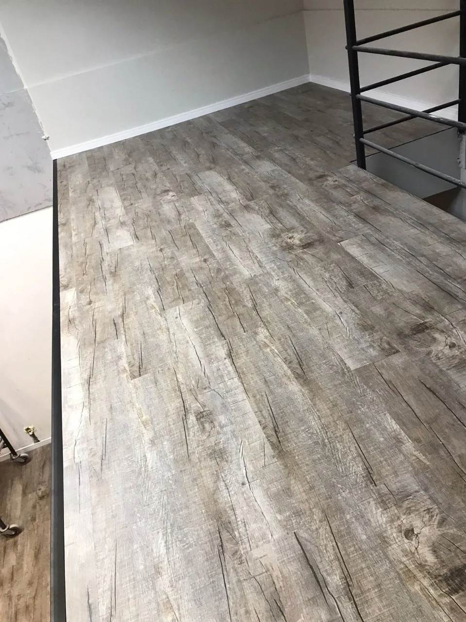 Ambiente com piso vinílico cinza