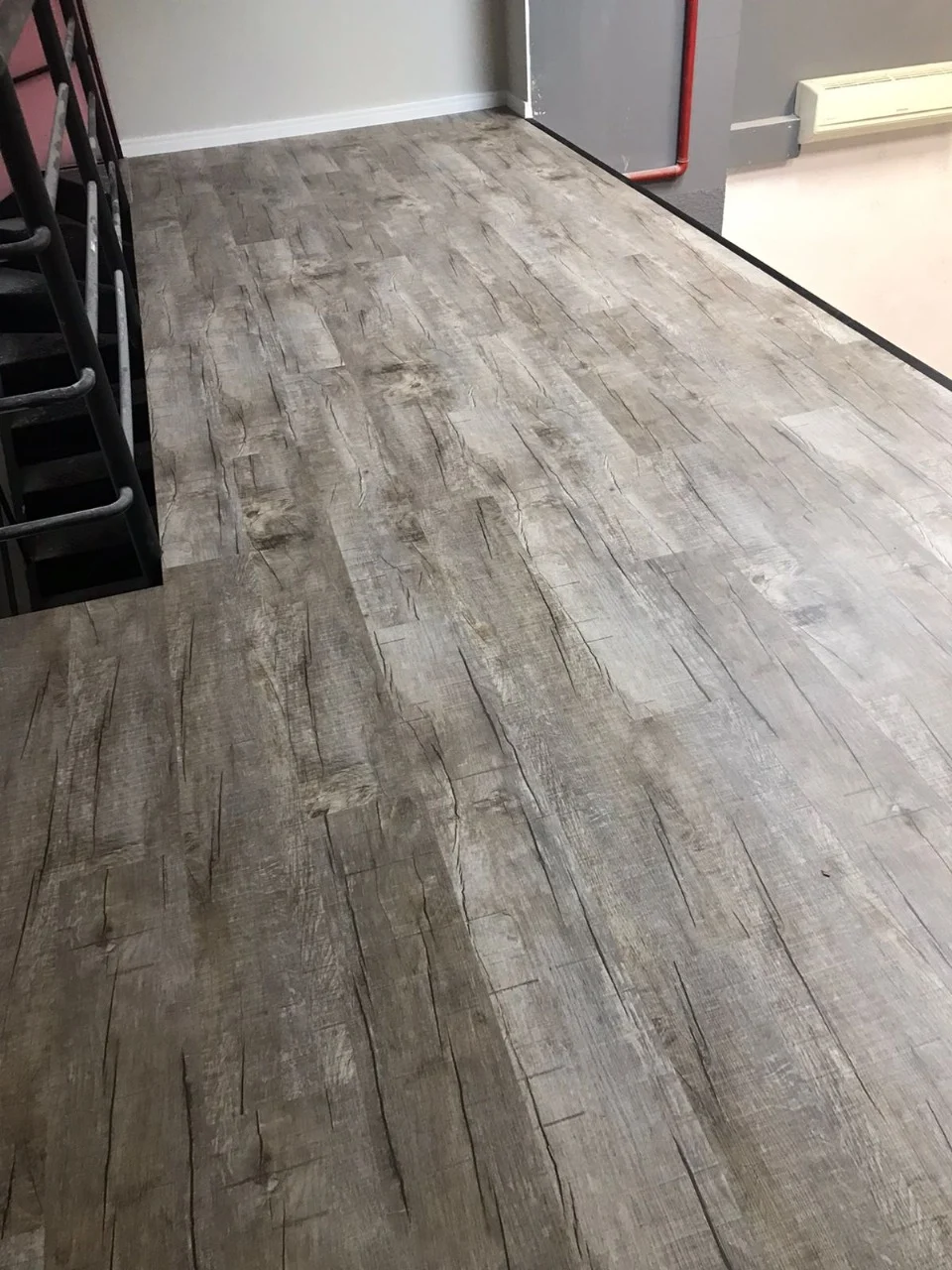Piso vinílico cinza envelhecido
