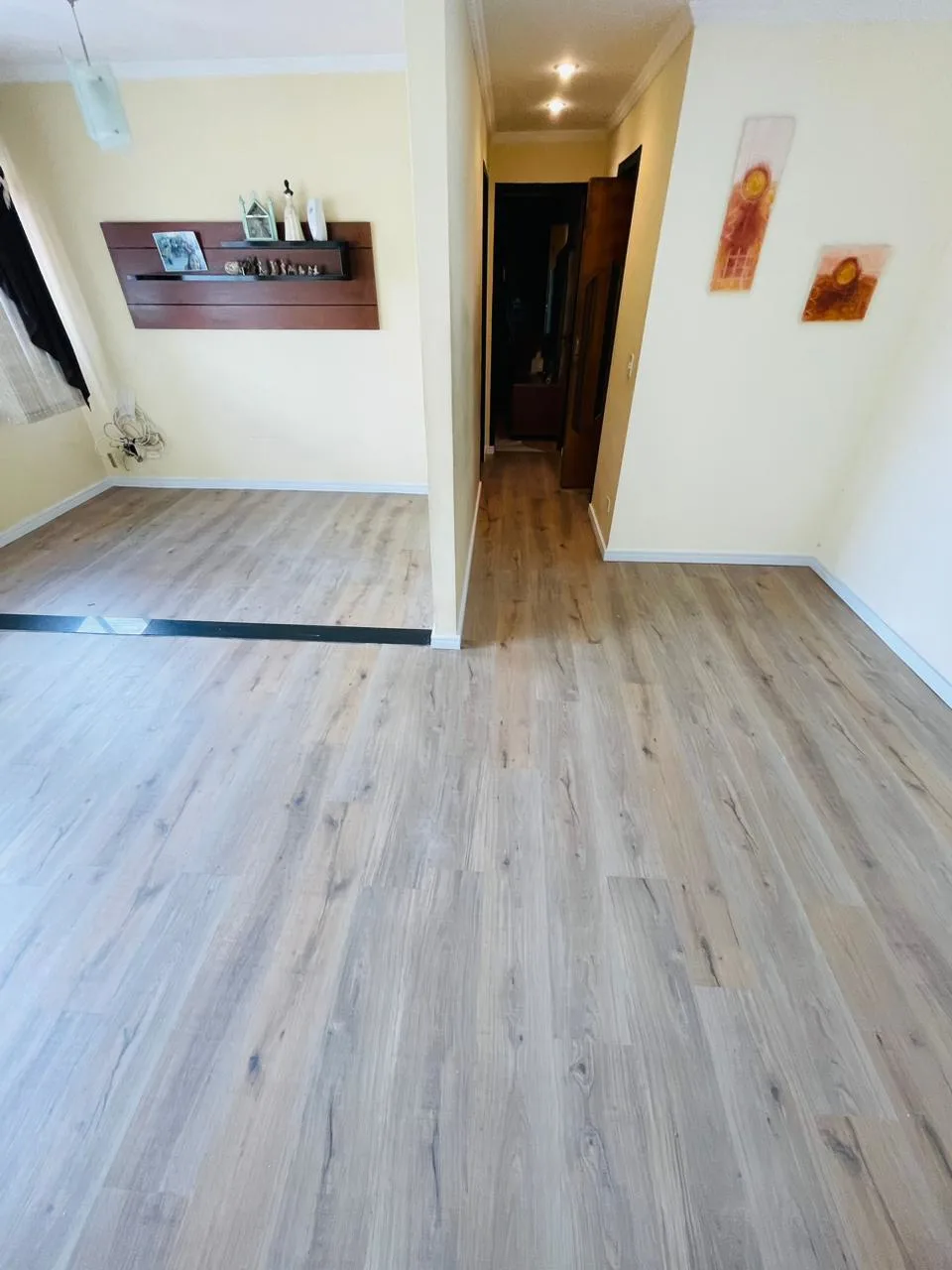 Sala com piso laminado claro