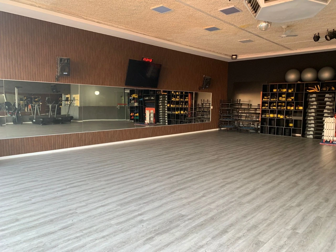 Estúdio fitness com equipamentos